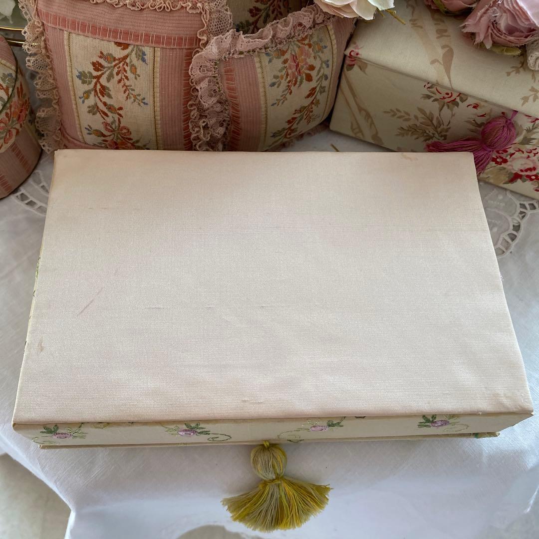 専用です。フランス製シルク生地 薔薇の刺繍のカルトナージュ＆ ハート型の壁飾り