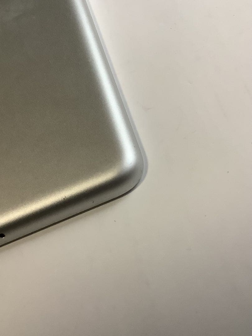 iPad シルバー 第5世代 32GB Wi-Fi 本体MP1L2J/A