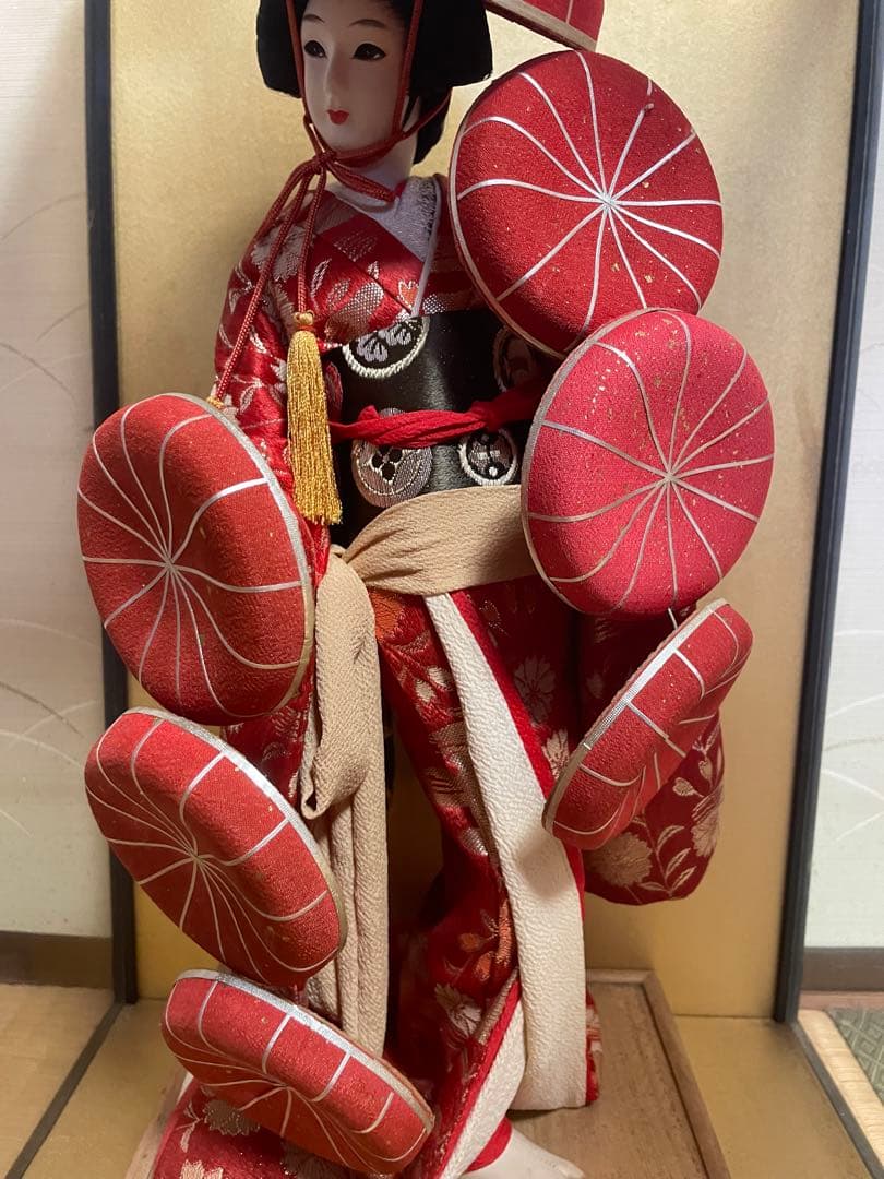 日本人形 赤い花柄 傘型飾り付き