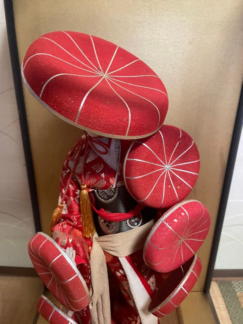 日本人形 赤い花柄 傘型飾り付き