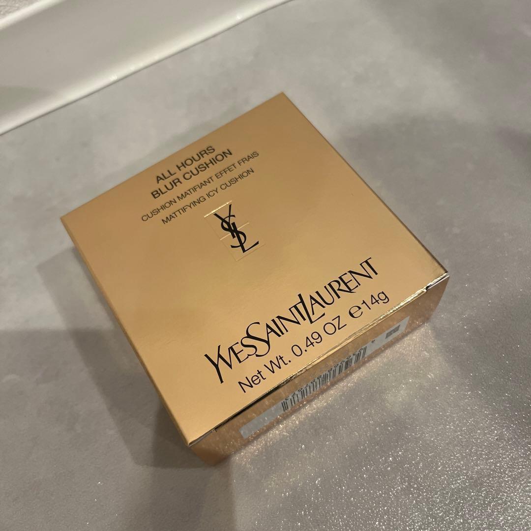 Yves Saint Laurentオールアワーズブラークッション