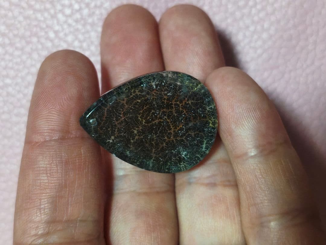 高品質内包美密デンドリティッククォーツルース　　雫型ペンダントトップ貫通穴有り