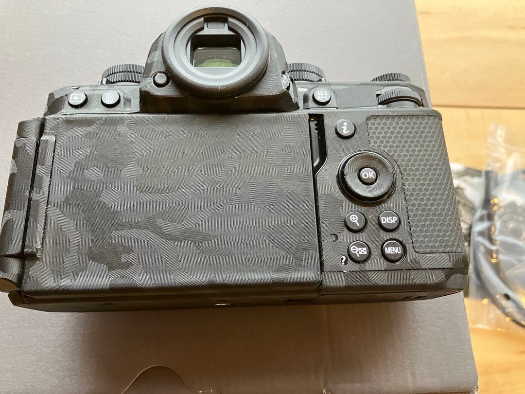 Nikon Z f + 保護シール&シリコンカバー付き