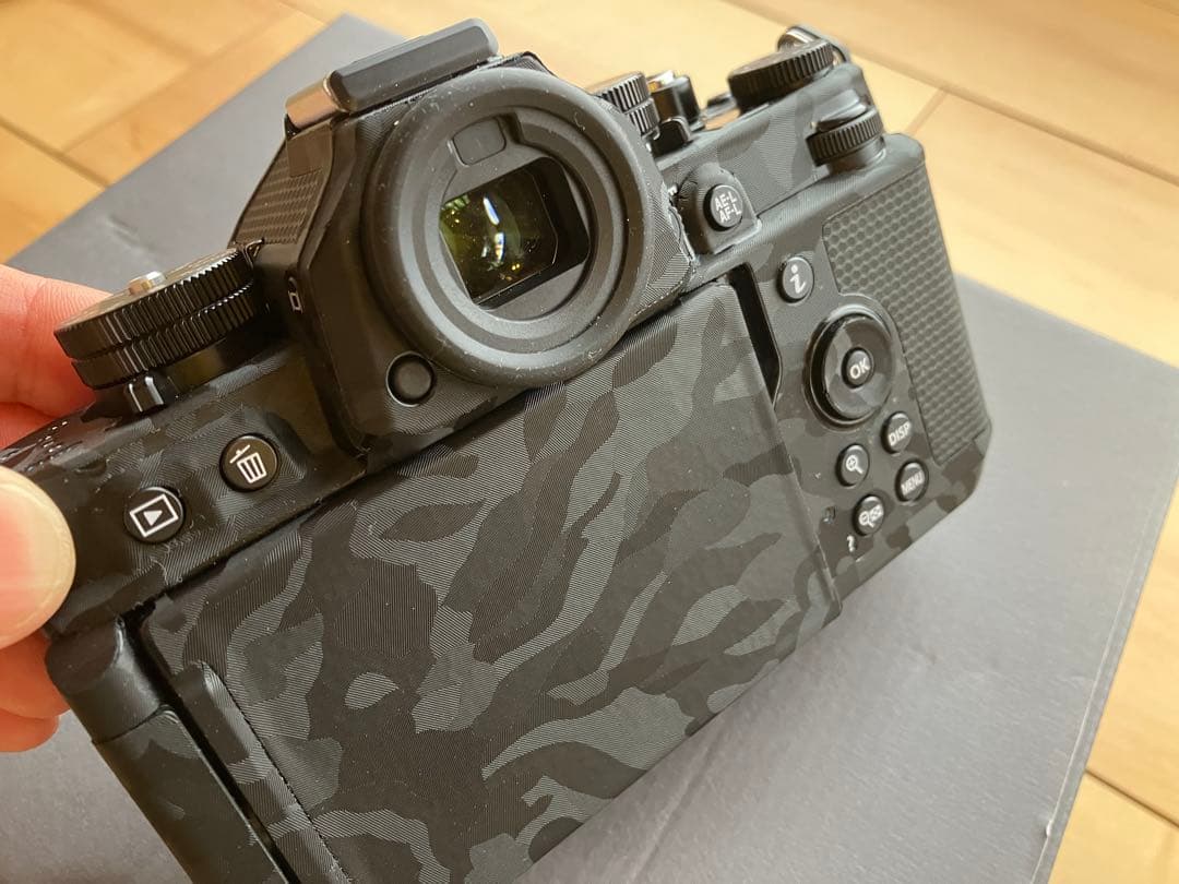 Nikon Z f + 保護シール&シリコンカバー付き