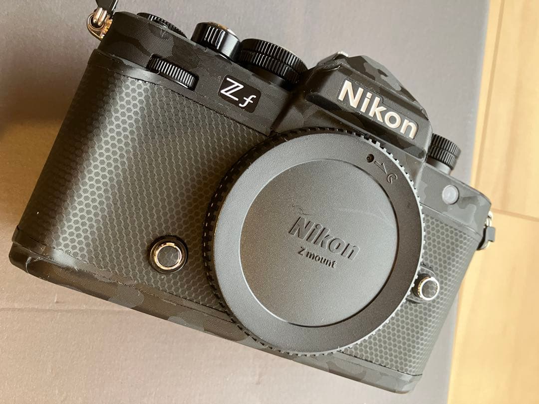Nikon Z f + 保護シール&シリコンカバー付き