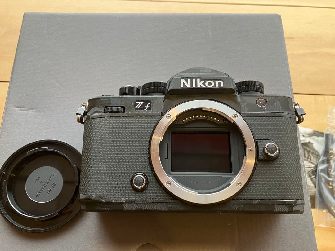 Nikon Z f + 保護シール&シリコンカバー付き