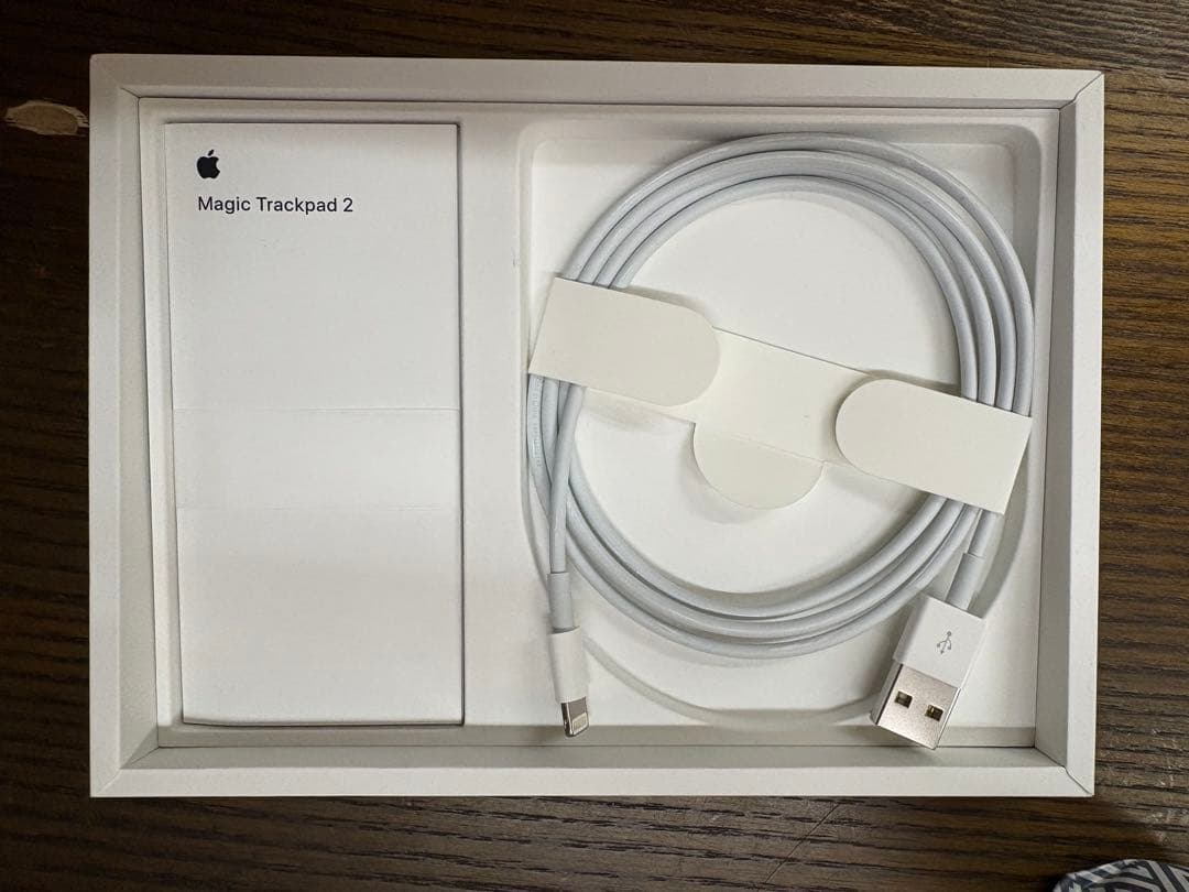 Magic Trackpad 2 本体とケーブル付き