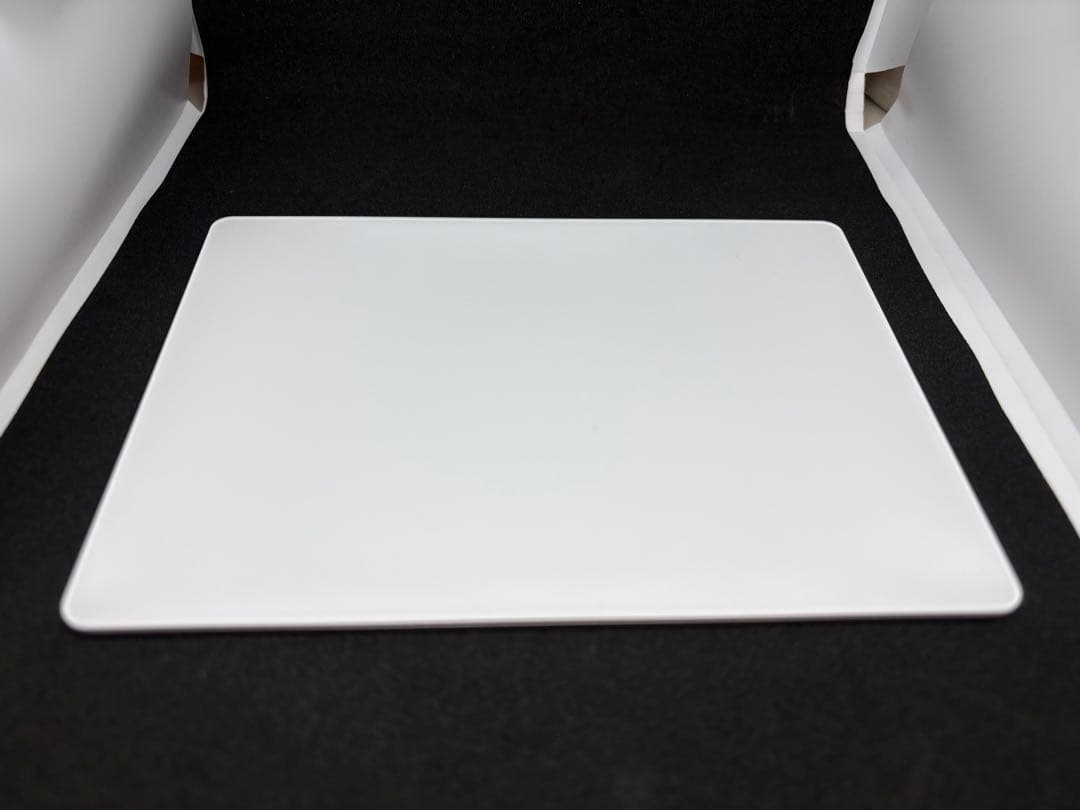 Magic Trackpad 2 本体とケーブル付き