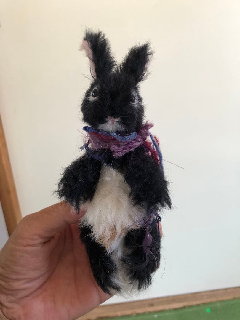 手のひらサイズの黒白ウサギぬいぐるみ