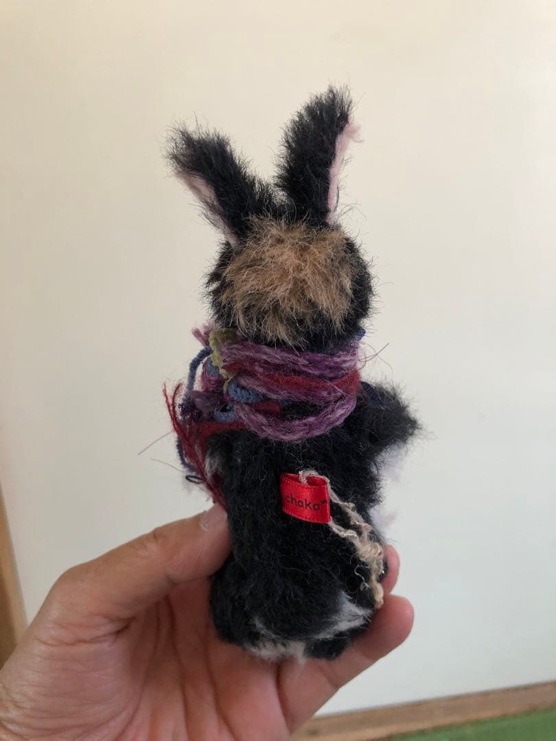 手のひらサイズの黒白ウサギぬいぐるみ