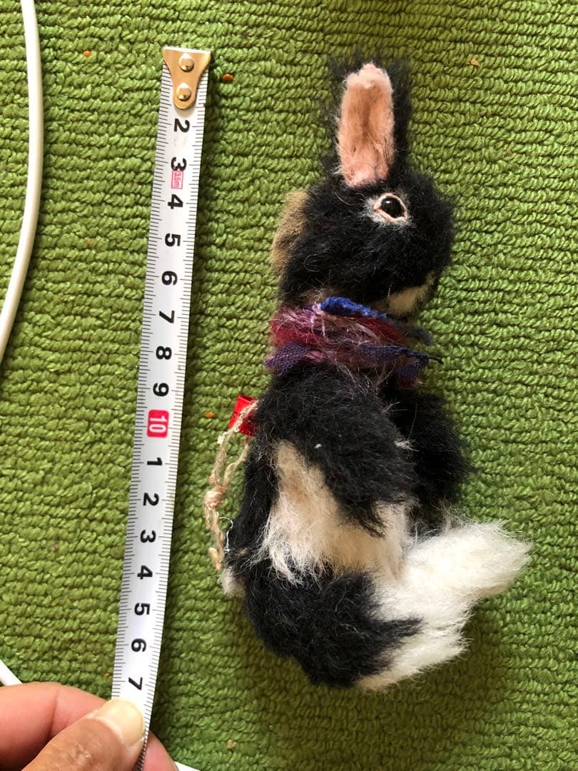 手のひらサイズの黒白ウサギぬいぐるみ