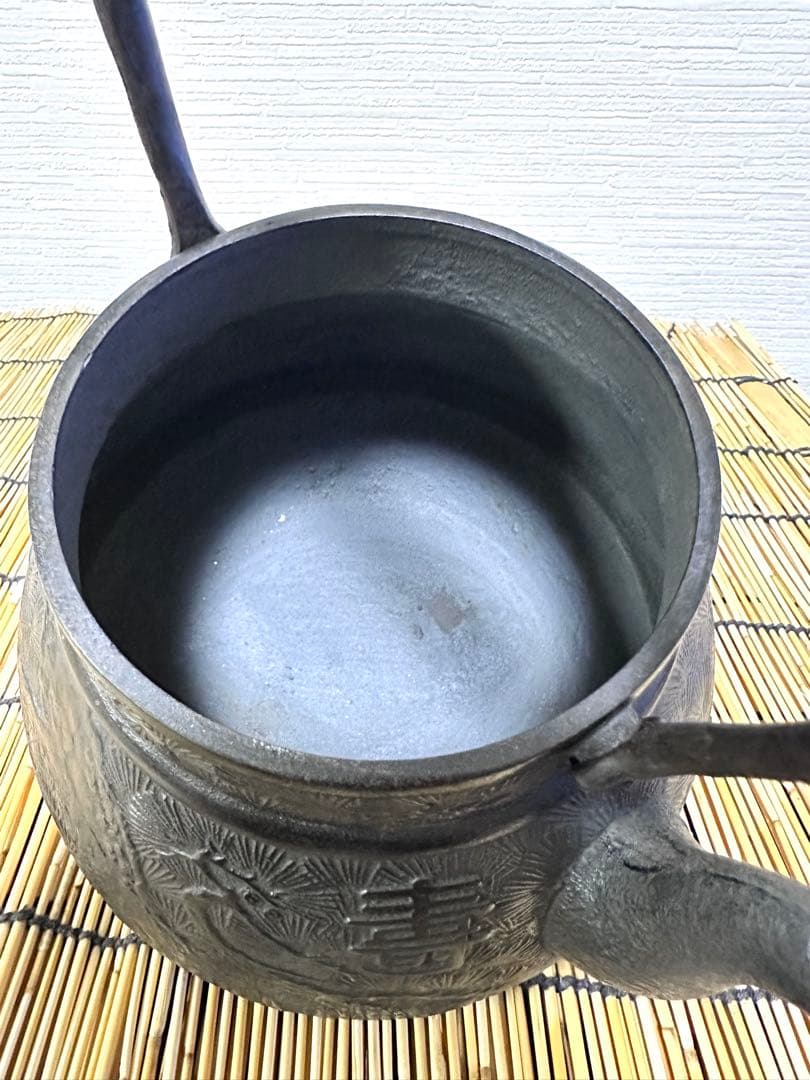 未使用品、木箱付　横倉嘉山造　１５型末紋様　 鉄瓶 しろくまくま様　売約済み