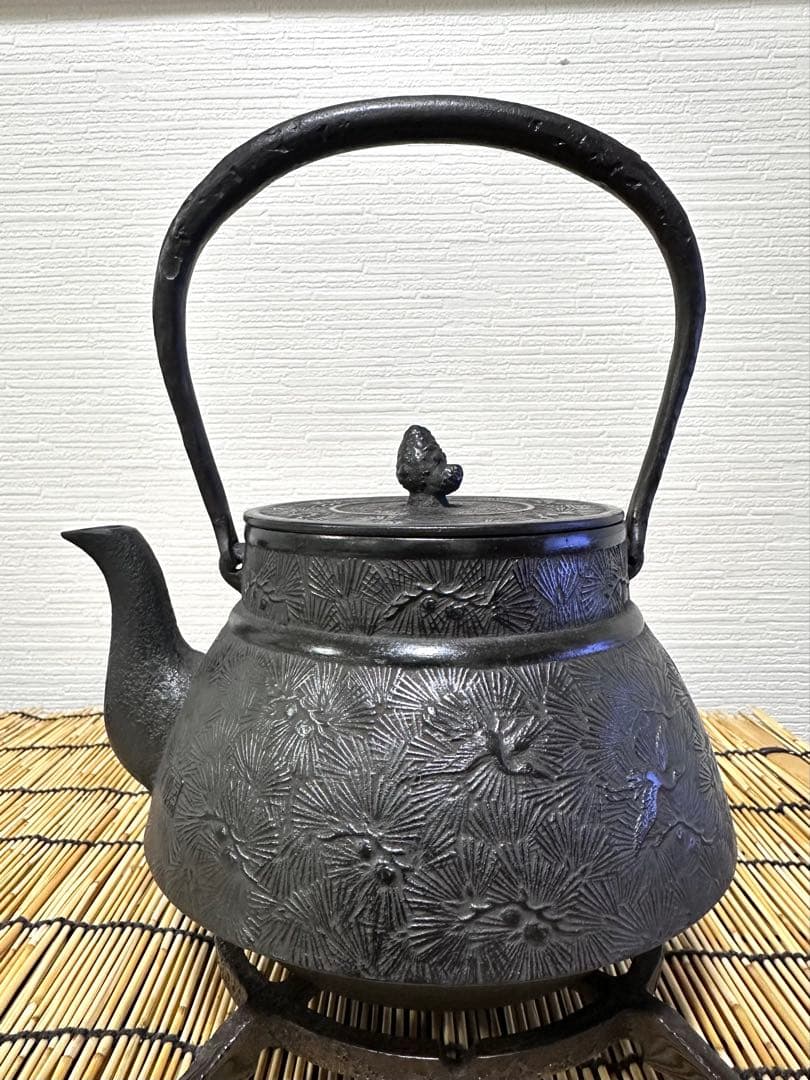 未使用品、木箱付　横倉嘉山造　１５型末紋様　 鉄瓶 しろくまくま様　売約済み