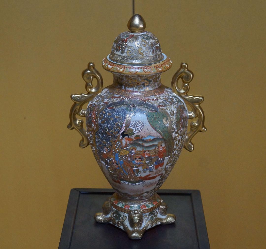 豪華 薩摩焼 金襴手 窓抜 『美人唐子遊戯図』大型飾り壺 香炉 唐草紋双耳 在銘
