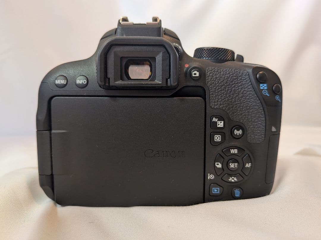 極美品♥Canon EOS Kiss X9i☆トリプルレンズ☆新品バッグ&SD付