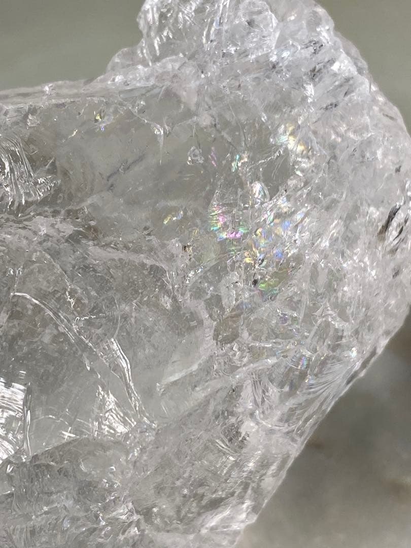 T1063-1ヒマラヤ水晶カチ割り原石虹入り　高透明度アイリスクォーツ加工材料
