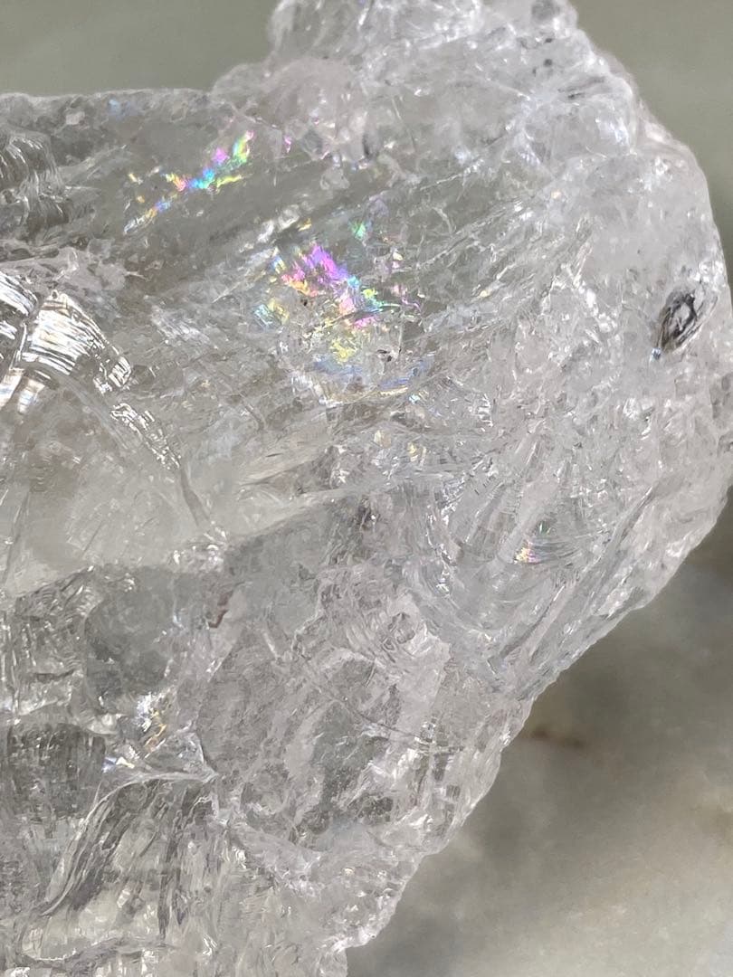 T1063-1ヒマラヤ水晶カチ割り原石虹入り　高透明度アイリスクォーツ加工材料