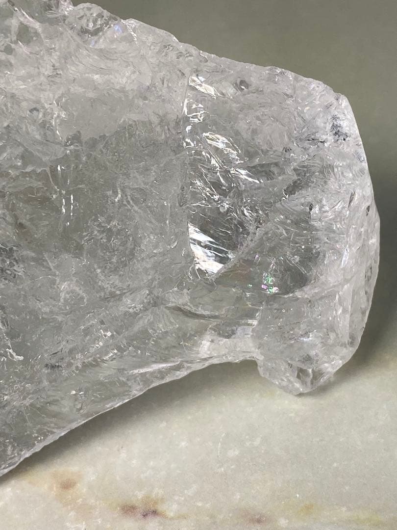 T1063-1ヒマラヤ水晶カチ割り原石虹入り　高透明度アイリスクォーツ加工材料
