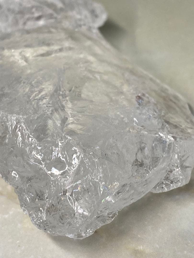T1063-1ヒマラヤ水晶カチ割り原石虹入り　高透明度アイリスクォーツ加工材料