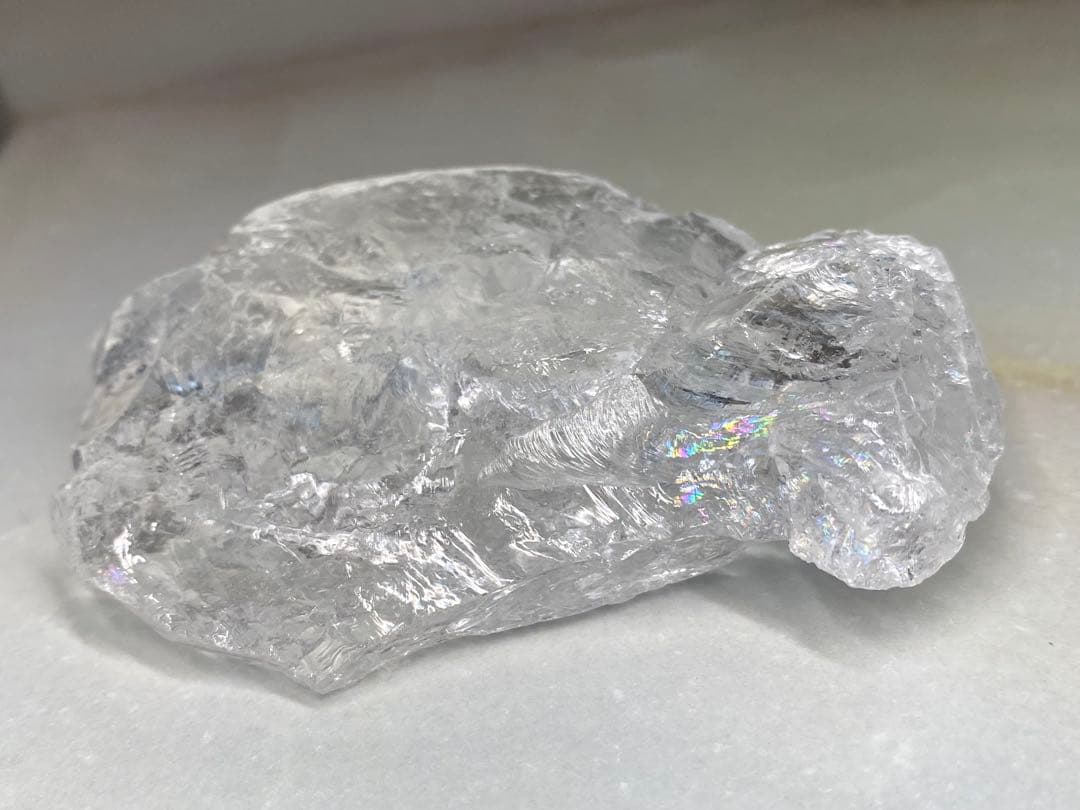 T1063-1ヒマラヤ水晶カチ割り原石虹入り　高透明度アイリスクォーツ加工材料