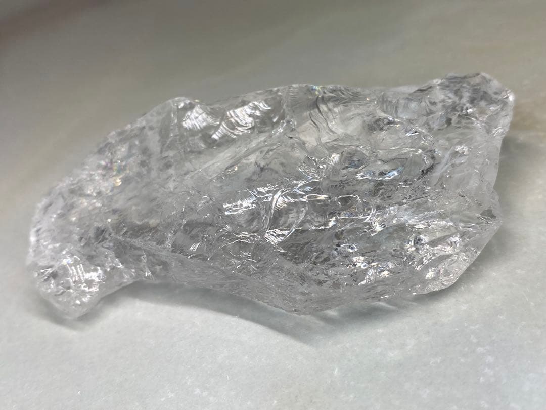 T1063-1ヒマラヤ水晶カチ割り原石虹入り　高透明度アイリスクォーツ加工材料