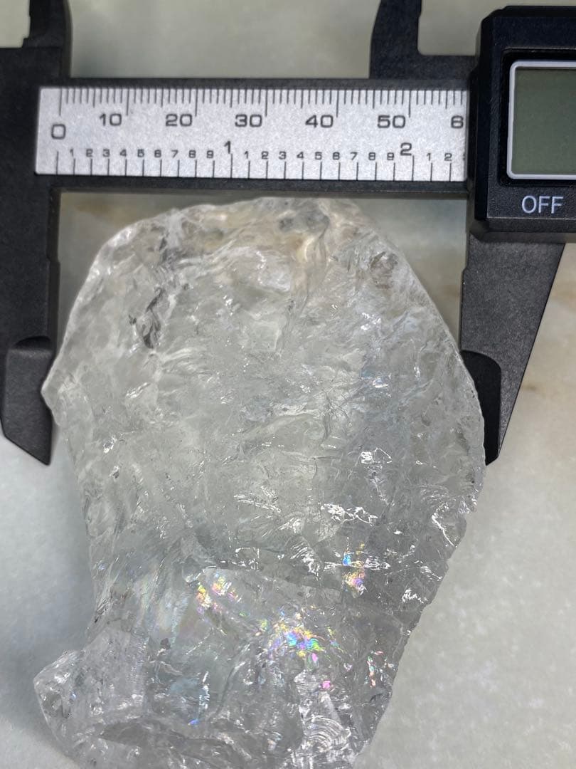 T1063-1ヒマラヤ水晶カチ割り原石虹入り　高透明度アイリスクォーツ加工材料
