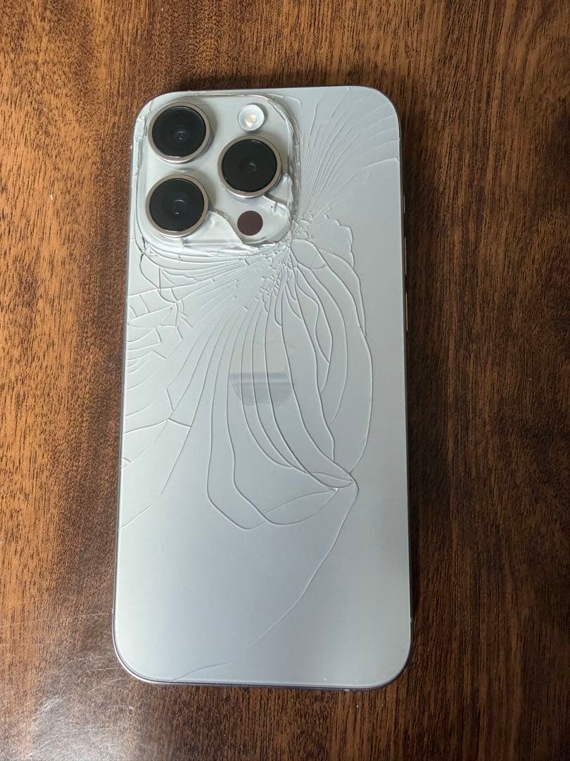 【化】iPhone15pro 128GB 背面割れ