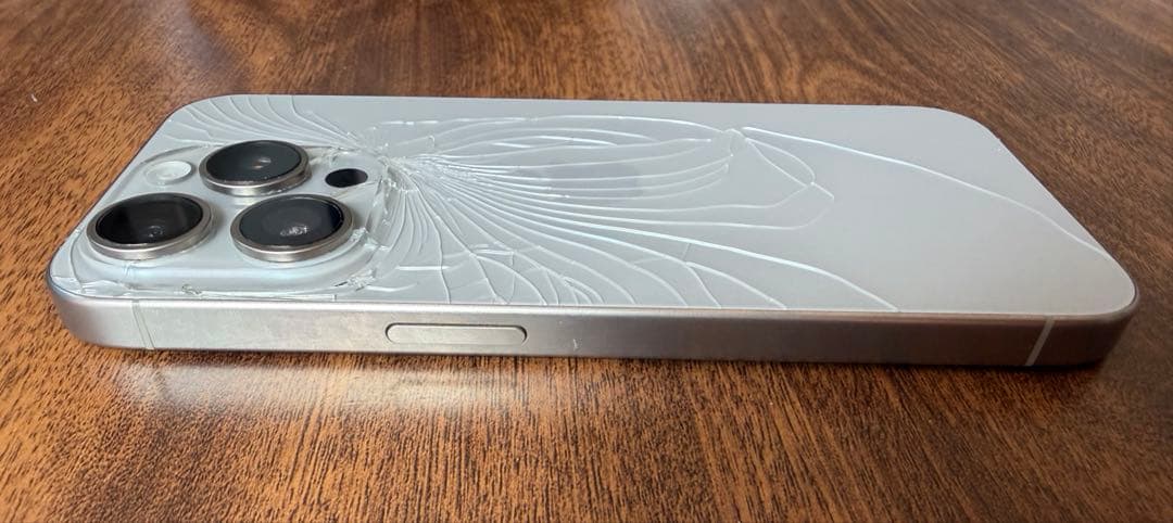 【化】iPhone15pro 128GB 背面割れ