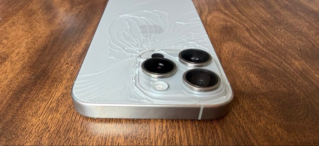 【化】iPhone15pro 128GB 背面割れ