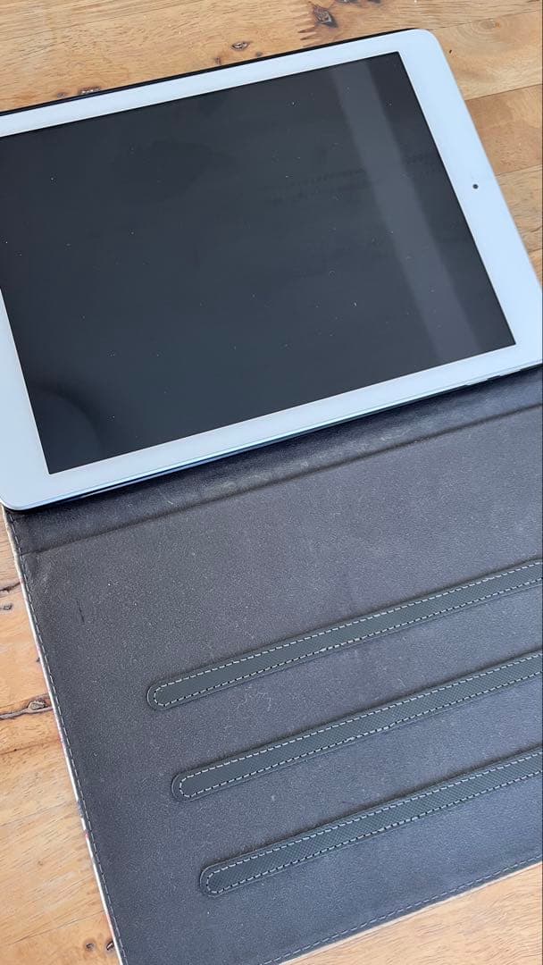 Apple iPad (第6世代) ホワイト 花柄カバー付き