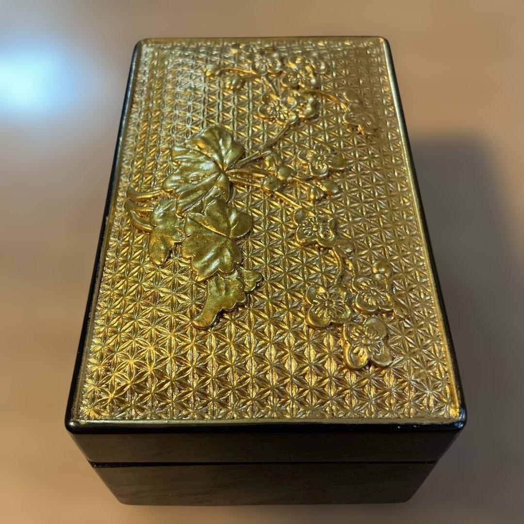金色の花模様の漆器香合