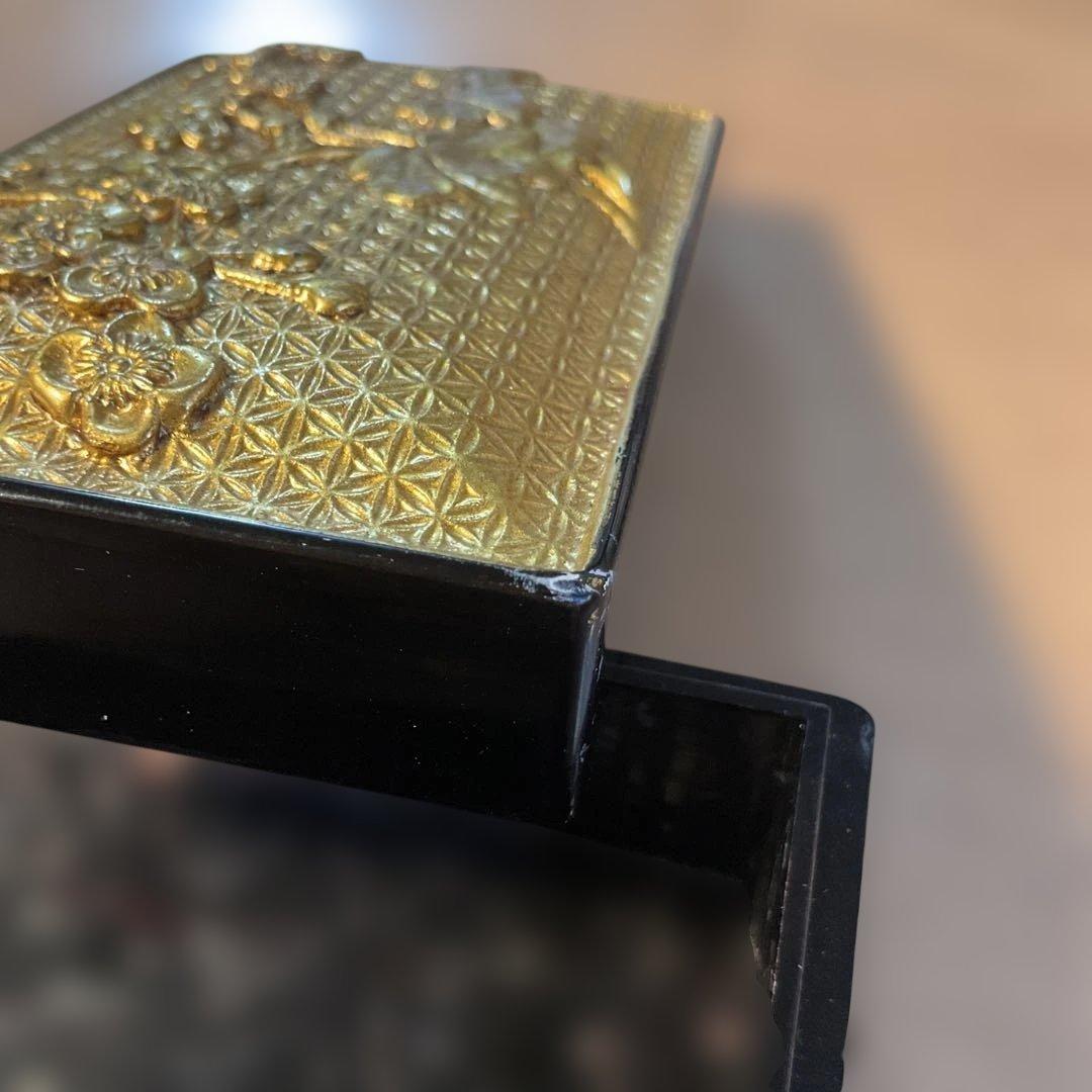 金色の花模様の漆器香合