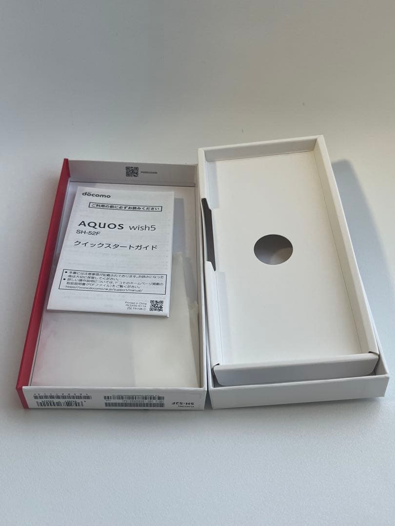 AQUOS wish5 docomo ホワイト 箱付き 初期化済み
