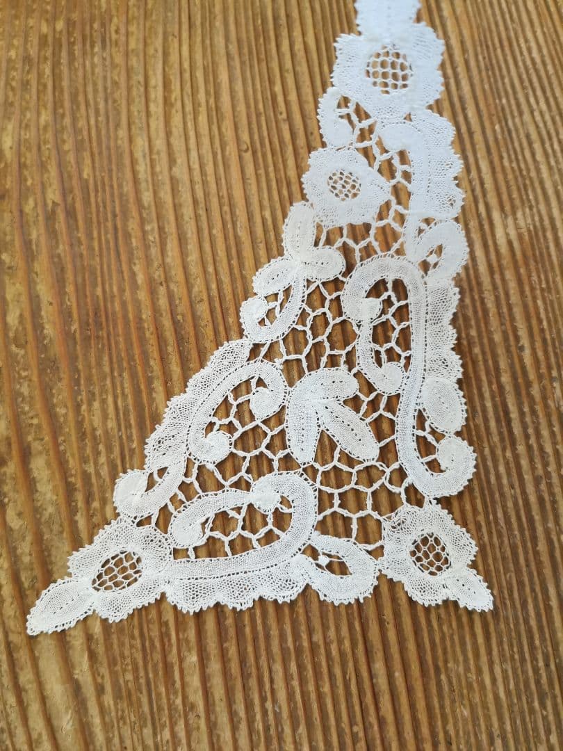 アンティーク ブルージュレース トライアングルドイリー 花と三つ葉