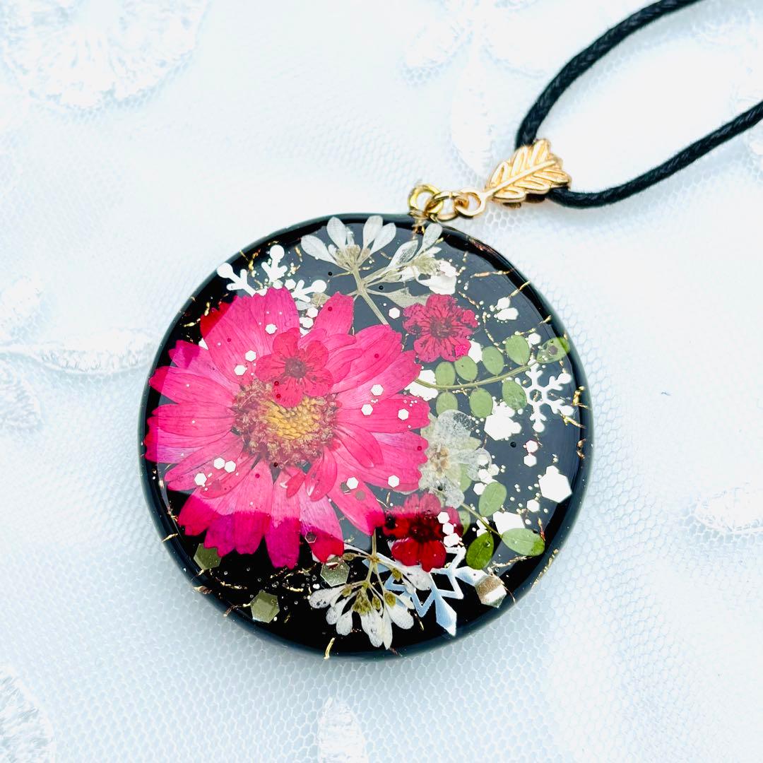 No.2063★ハンドメイド★妖夜華☆5cm☆フラワーレジンネックレス