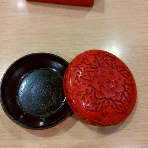送料込み最終値下げ致しました。堆朱香合