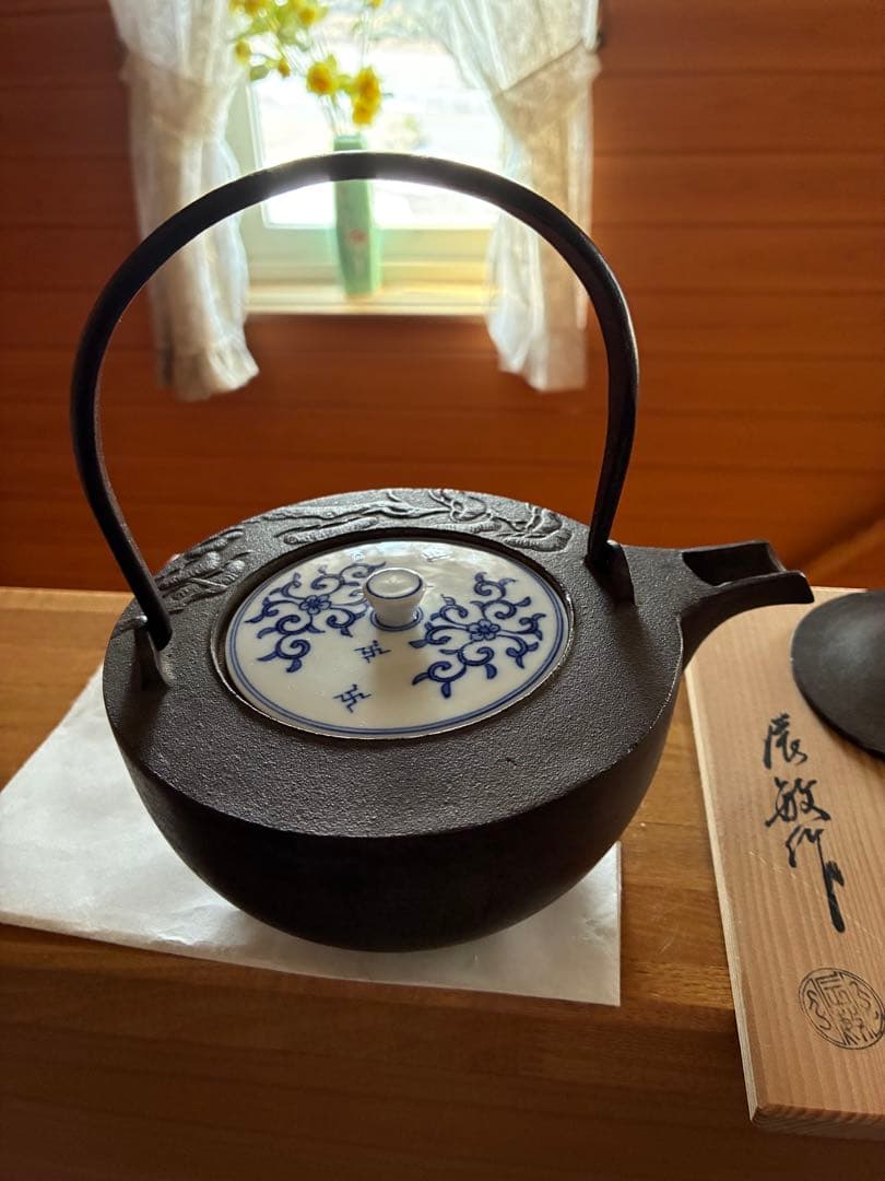 中型 鉄瓶 黒 装飾的な模様