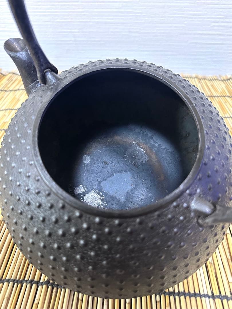おそらく未使用、保管品　南部薫山工房造　１５型　アラレ　南部鉄瓶　南部鉄器　鉄瓶