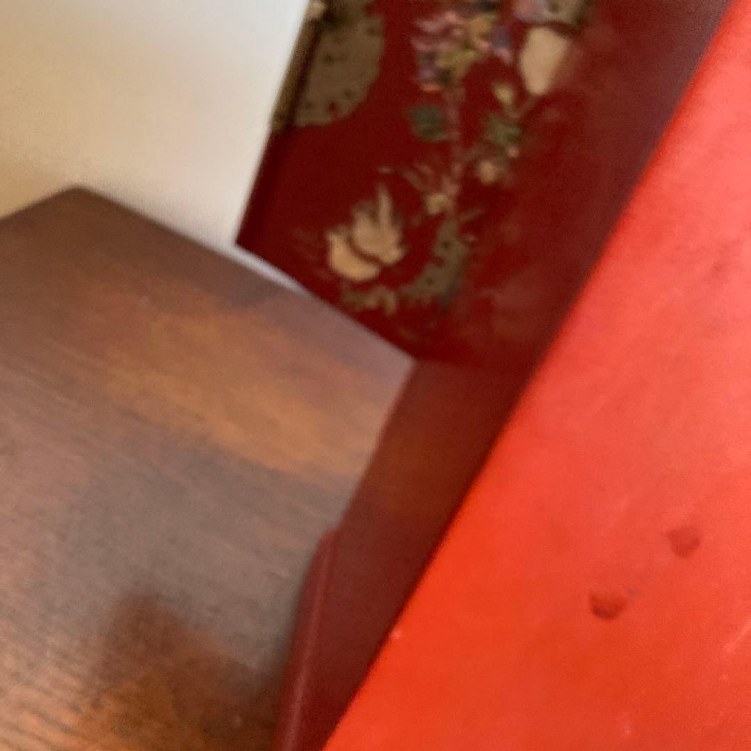 螺鈿細工 赤い木製の伝統的な箪笥