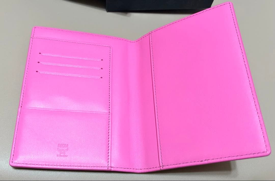 MCM パスポートケース ヴィセトス ピンク スタッズ レザー 正規品