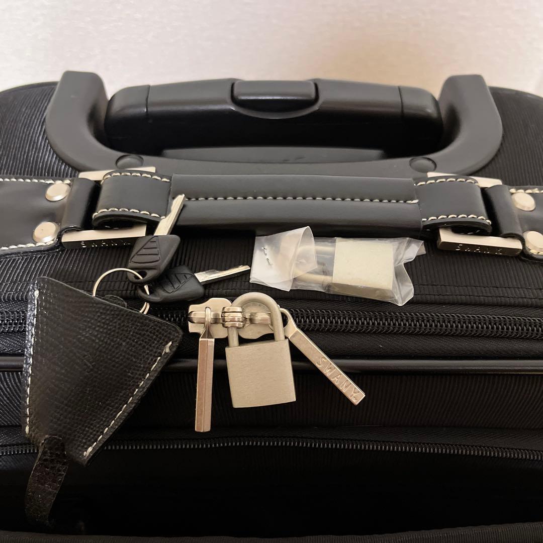 スワニーキャリーバッグ　旅行 機内持ち込み 南京錠2個付き 4輪