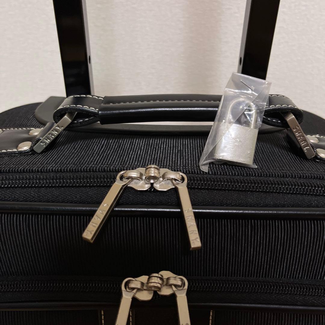 スワニーキャリーバッグ　旅行 機内持ち込み 南京錠2個付き 4輪