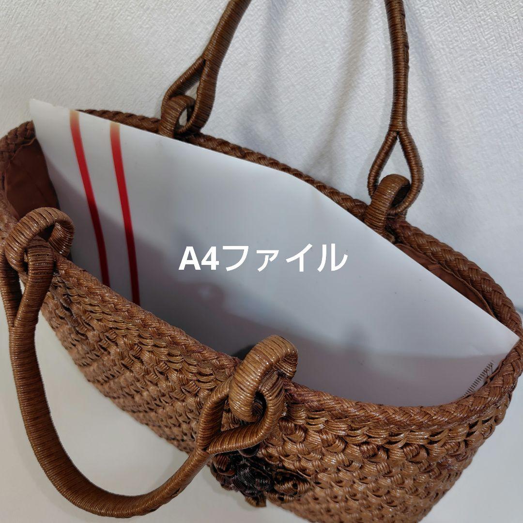 クラフトで作った山葡萄風花結び編みかごバッグ（チャーム付き、内布付き）