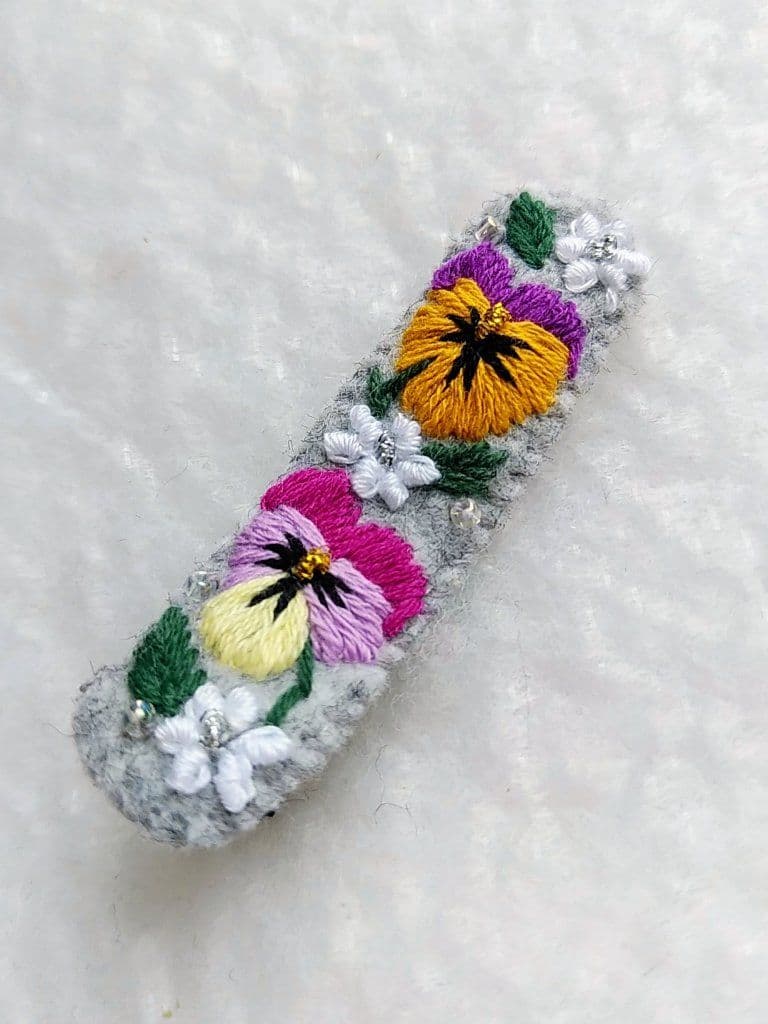 グレーパンジー刺繍☆5センチヘアクリップ