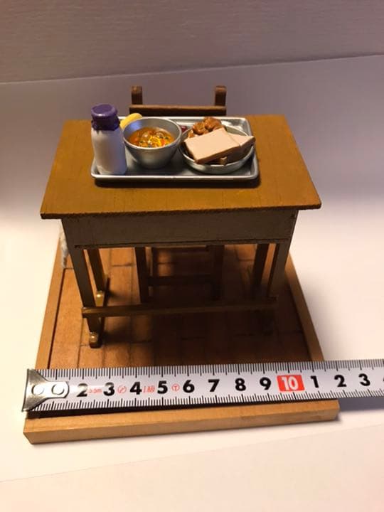 学校机、椅子、給食セット　ミニチュア模型、ケース付き