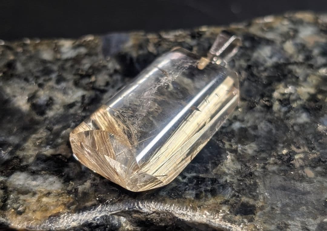 高品質虹入り艶美ゴールドルチルクォーツ ペンダントトップ1点物