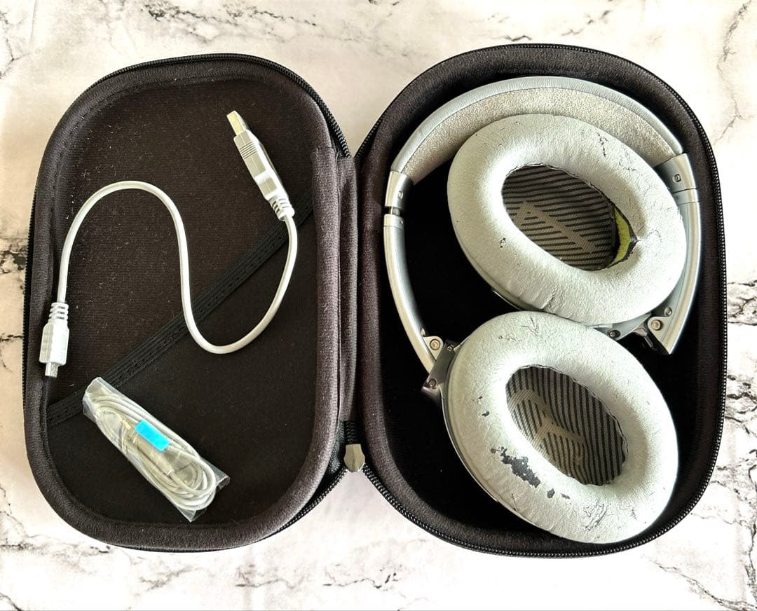 Bose QuietComfort 35 II ワイヤレスヘッドホン　ポーズ