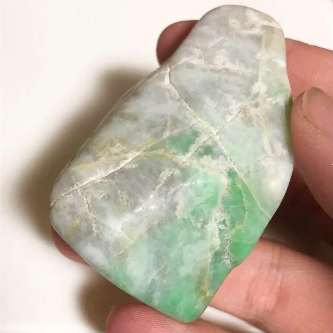 糸魚川翡翠　美石　明るく鮮やかな翠　金山谷　108g