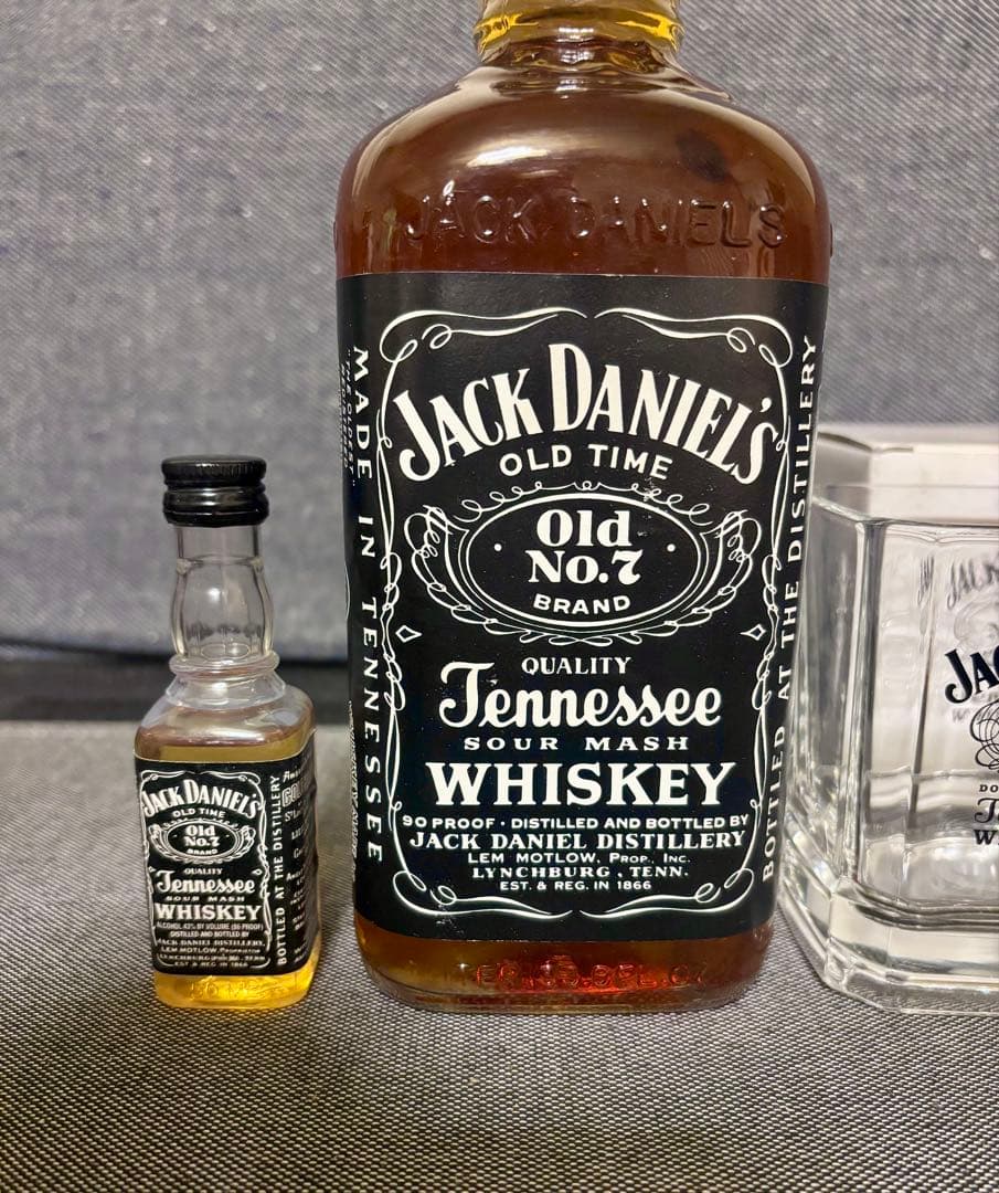 ジャックダニエル 45度　旧旧ボトル　1リットルボトル　グラス付き　赤紙封印