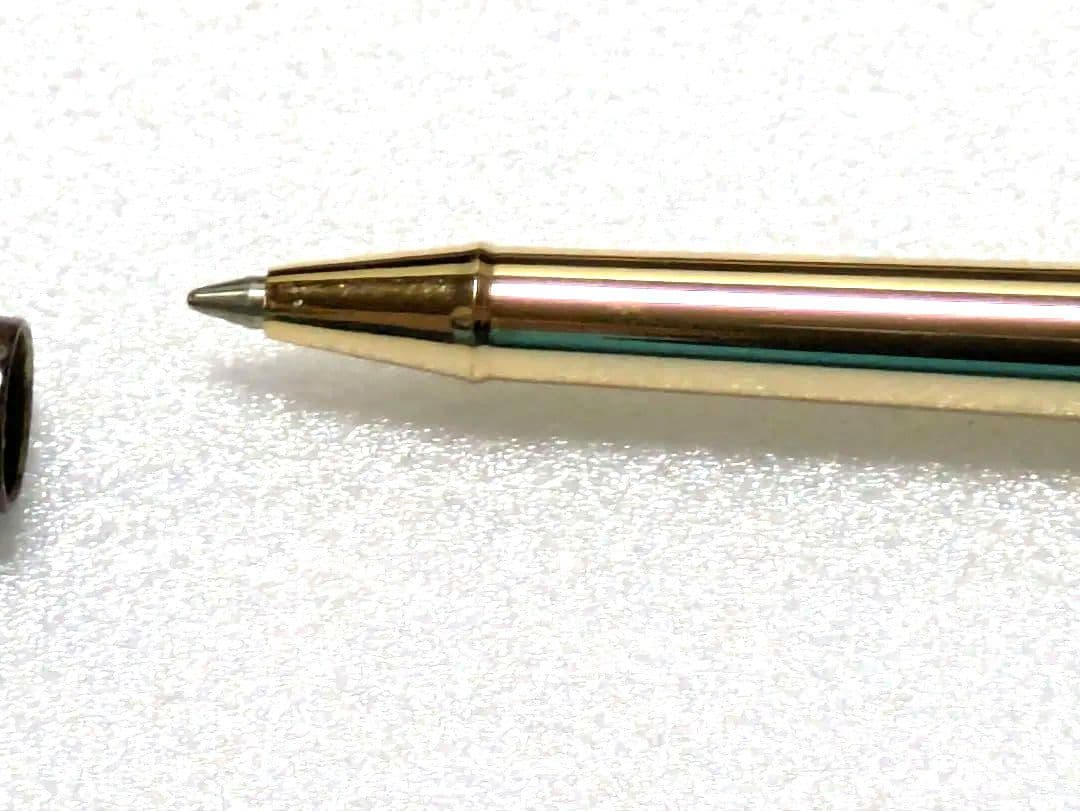 茶色のマーブル模様のボディと金色の金具が特徴的な筆記具